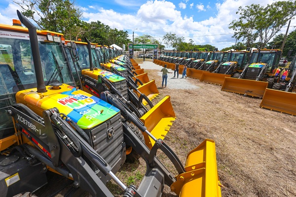 Estado entrega mais de 200 retroescavadeiras e apresenta resultados ambientais da Expoema
